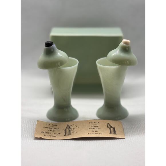 Vintage Carvanite Salt & Pepper Shaker Set in Jadeite Green — Mid-Century Modern - Picture 4 of 8